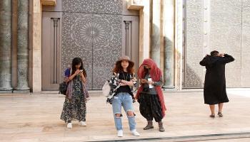 سياح صينيون يزورون مسجد الحسن الثاني في الدار البيضاء - رويترز