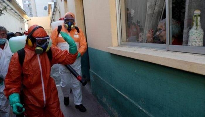 عاملو الخدمة المدنية يطهرون شوارع سانتياجو