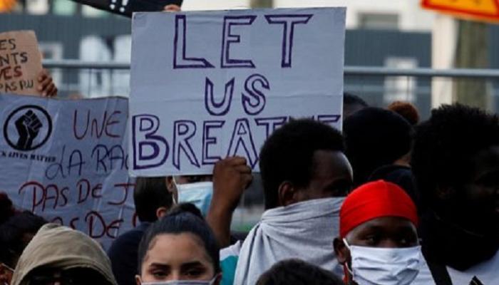 مظاهرات في باريس ضد العنصرية يرتدي خلالها المحتجون الكمامات