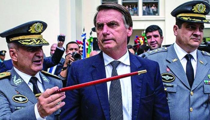 الرئيس البرازيلي وسط قادة بالجيش