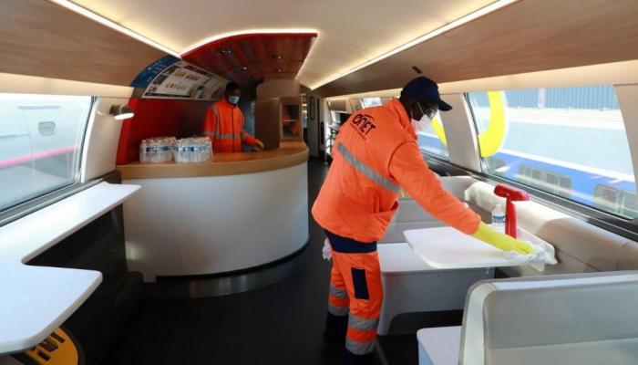 Des employés désinfectent les wagons d’un TGV- AFP.