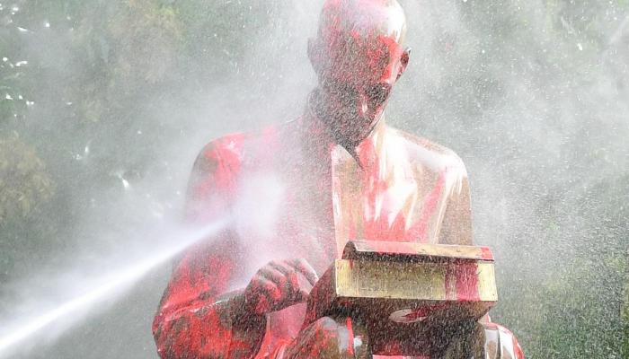 La statue d'un célèbre journaliste italien a été recouverte à la peinture rouge-AFP.