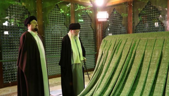 حسن الخميني إلى يمين المرشد الإيراني علي خامنئي - أرشيفية