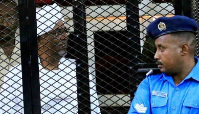 الرئيس السوداني المعزول عمر البشير في قفص الاتهام