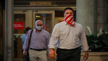 متعاملان أثناء الخروج من بورصة وول ستريت - رويترز