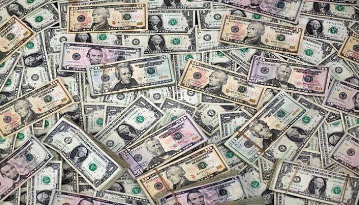 عملات ورقية من الدولار الأمريكي - رويترز