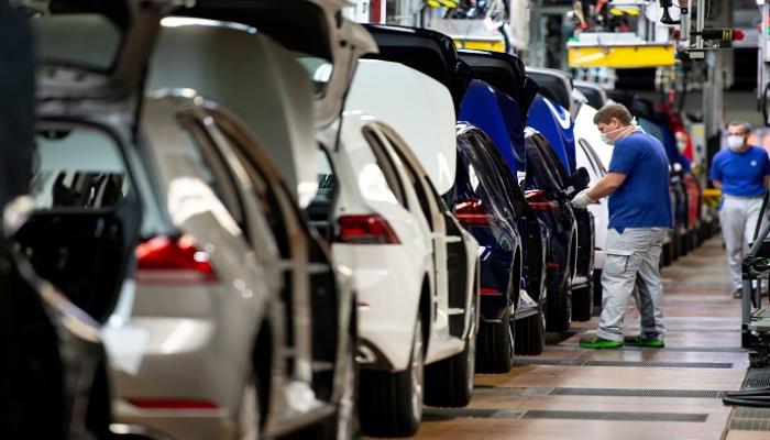 خط تجميع فولكسفاجن في فولفسبورج بألمانيا - رويترز