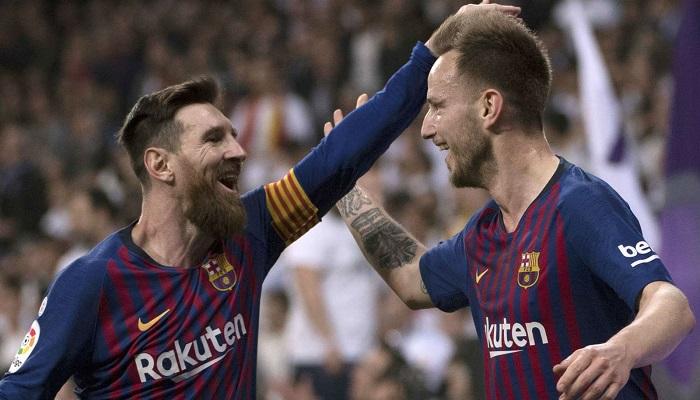 ليونيل ميسي وإيفان راكيتيتش لاعبا برشلونة