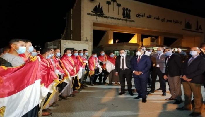 لحظة وصول العمال المصريين المحتجزين بليبيا إلى السلوم