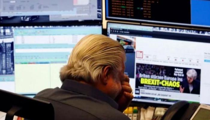 متعامل يراقب أداء الأسهم الأوروبية