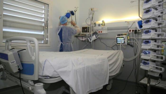 Un membre du personnel soignant dans une chambre préparée pour un malade du Covid-19- AFP.