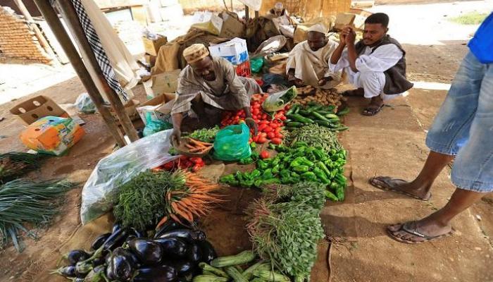بائع خضار في السودان - رويترز