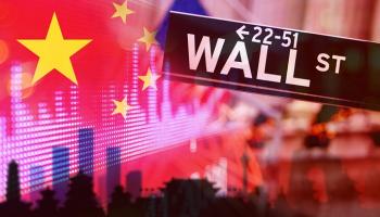 علم الصين بجانب لافتة وول ستريت