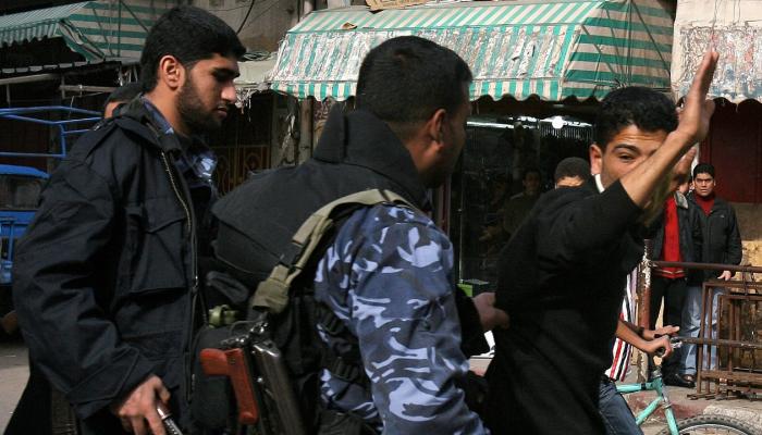 عناصر حماس يعتقلون فلسطينيا في غزة
