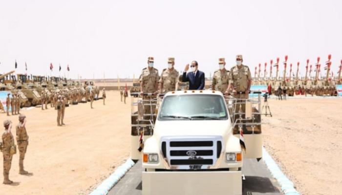 السيسي يتفقد الوحدات المقاتلة بالمنطقة الغربية العسكرية