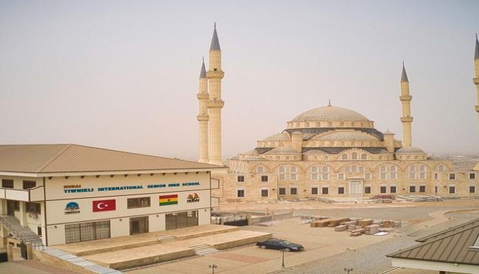 جامع ومدرسة أنشأتهما مؤسسة الهدى التركية في السنغال