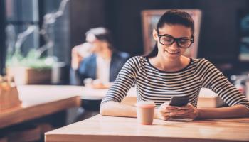 نصائح تجنبك آلام اليدين عند استخدام الهاتف بكثرة