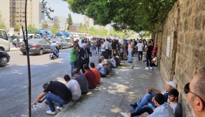 لبنانيون يعتصمون احتجاجا على محاكمة معارض لحزب الله
