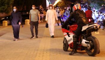 شباب يرتدون كمامات للوقاية من فيروس كورونا في السعودية