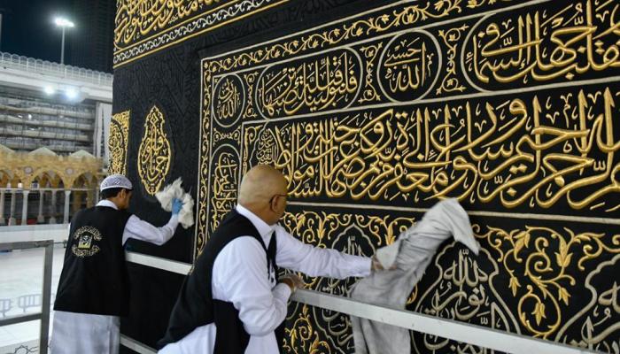 أعمال تنظيف وتعقيم ثوب وسطح الكعبة المشرفة