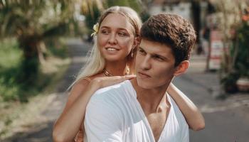 المدونة الروسية الشابة مع صديقها