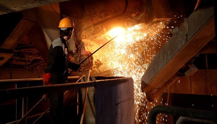 أحد مصانع المعادن في إيران