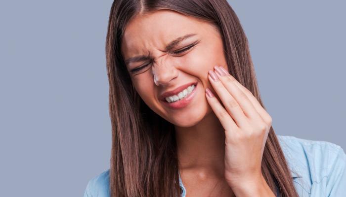 عادات خاطئة تضر بالأسنان