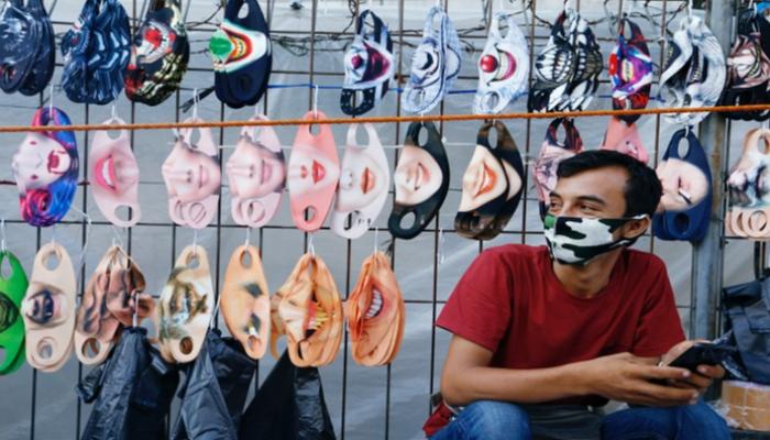 كمامات بأشكال متنوعة في إندونيسيا