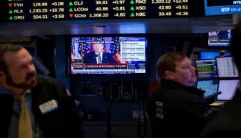 متعاملون أثناء التداول في البورصة الأمريكية - أرشيفية