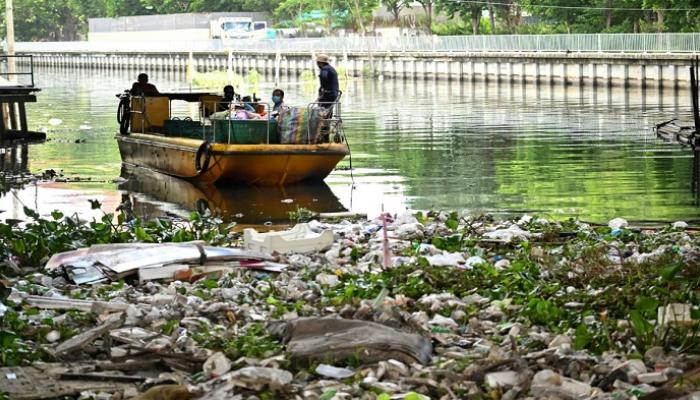 عمال ينظفون قنوات بانكوك من النفايات