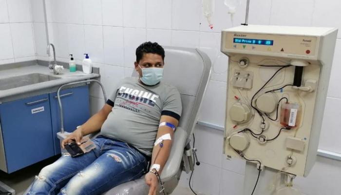 متعاف من فيروس كورونا يتبرع بالبلازما في مدينة الزقازيق
