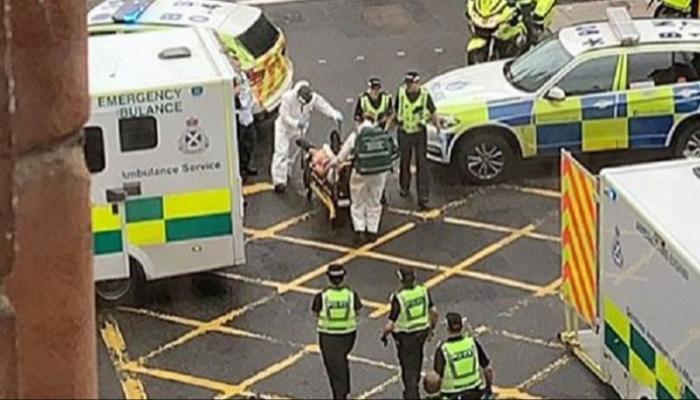 نقل أحد المصابين في هجوم جلاكسو من موقع الحادث
