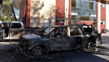 مكسيكيون يضرمون النار في سيارتي شرطة بعد شائعات عن نشر متعمد لكورونا