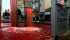 المياه تتدفق بلون الدم في ساحة ترامب بإسرائيل احتجاجا على الضم
