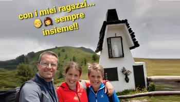 الأب القاتل مع طفليه التوأم