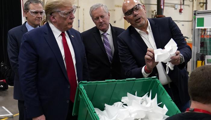 الرئيس الأمريكي دونالد ترامب يتفقد إحدى المنشآت الطبية