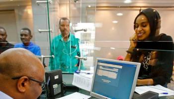 متعاملون داخل أحد البنوك بالعاصمة السودانية
