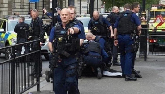 عناصر من الشرطة البريطانية في موقع حادثة سابقة