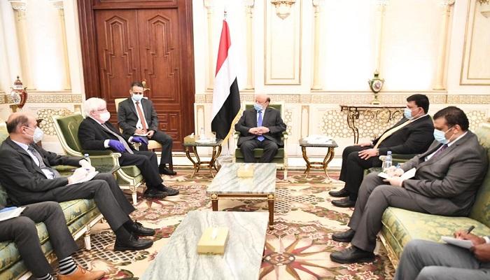 الرئيس اليمني خلال استقباله المبعوث الأممي