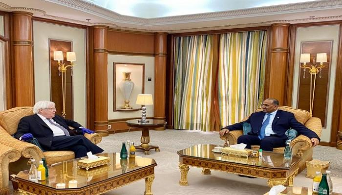 عيدروس الزبيدي خلال استقبال مارتن جريفيث