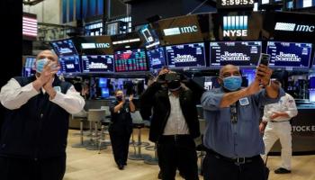  متعاملون أثناء التداول في بورصة نيويورك - رويترز 