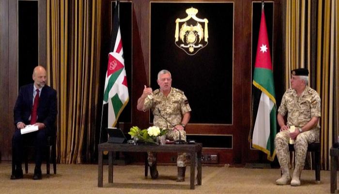 الملك عبدالله الثاني خلال لقائه عددا من المتقاعدين العسكريين- بترا