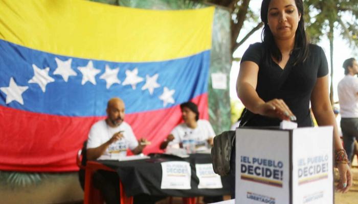 ناخبة فنزويلية تصوت في انتخابات سابقة بالبلاد- أرشيفية