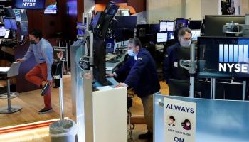 متعاملون أثناء التداول في البورصة الأمريكية - رويترز