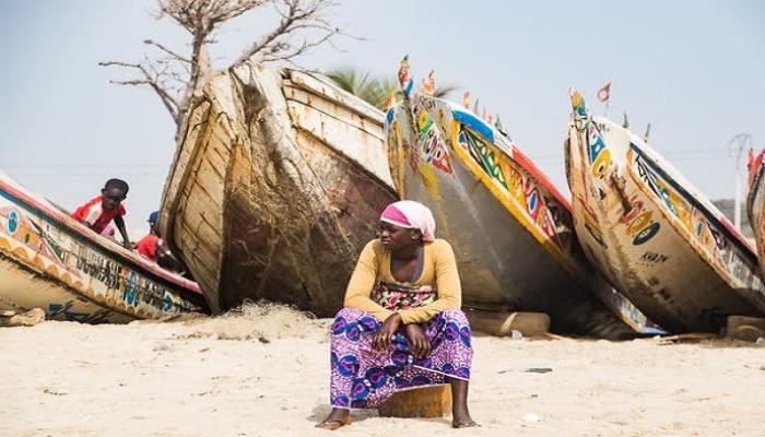 امرأة أفريقية بلا عمل بسبب توقف السياحة