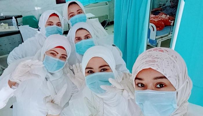 نسمة تلتقط صورة سيلفي مع زميلاتها في المستشفى