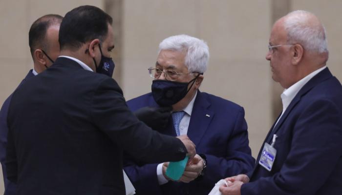الرئيس الفلسطيني محمود عباس مرتديا الكمامة