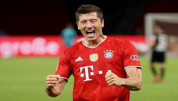 روبرت ليفاندوفسكي يحتفل بالتسجيل في كأس ألمانيا