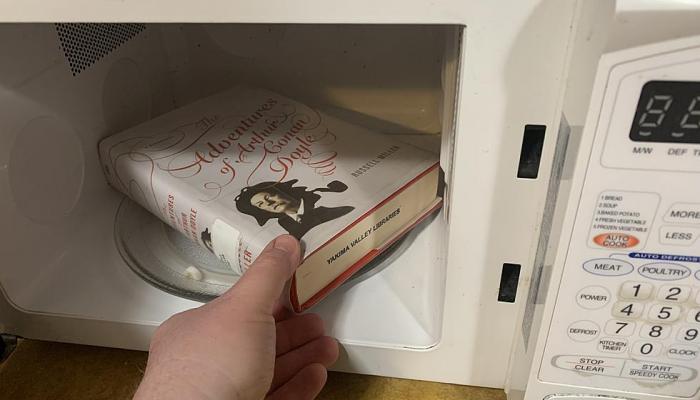 وضع الكتب في الميكروويف لتعقيمها يمكن أن يتسبب في حرائق ضخمة