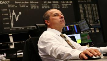 متعامل أثناء التداول في بورصة فرانكفورت - رويترز